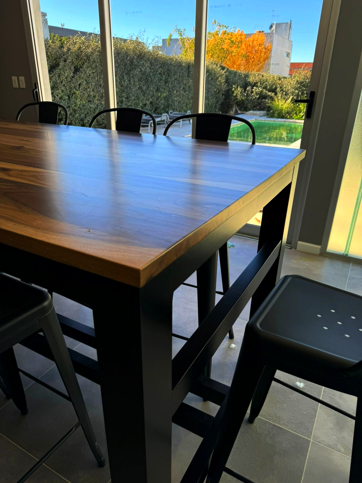 Elegancia Atemporal: Mesa de Comedor en Cedro y Petiribi